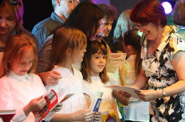 Wyróżnieni za sukcesy w nauce uczniowie i ich rodzice odbierają gratulacje od Eleonory Śledziewskiej, wicedyrektor SP 44.