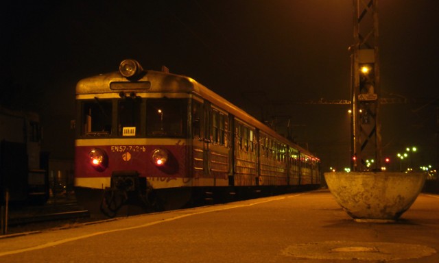 EN57 jako wieczorny, jedyny pociąg do Babiaka.