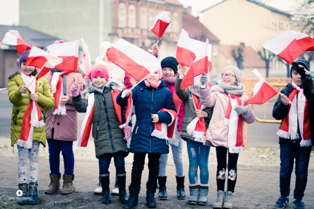 W uroczystości wzięło udział wielu mieszkańców. W tym także dzieci i uczniowie miejscowych szkół, dla których święto było lekcją patriotyzmu. Oraz poczty sztandarowe instytucji i stowarzyszeń.