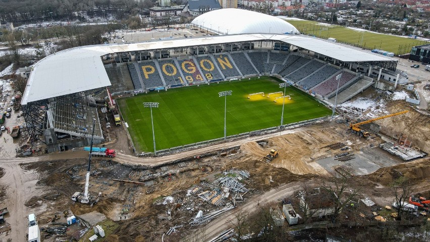 Stadion Pogoni Szczecin: Nowe rzędy trybuny wschodniej i zbrojenie północnej. ZDJĘCIA z drona - 22.01.2021