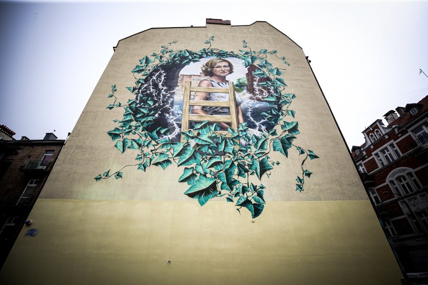 Mural przedstawiający Krystynę Bochenek w centrum Katowic
