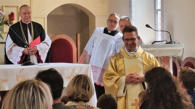 Ks. dr Grzegorz Adamiak w latach 2014-2019 mieszkał w Islandii, gdzie pełnił funkcję wikariusza, a następnie administratora parafii pw. św. Jana Pawła II w Keflavíku Ásbrú