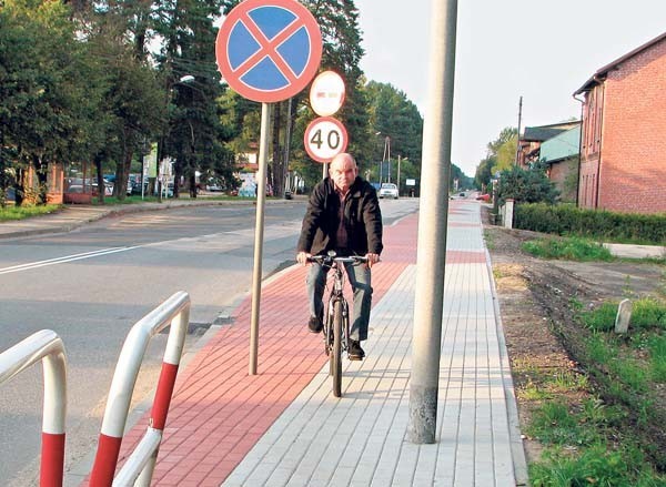 Na ścieżce rowerzystom przejazd tarasują słup i znaki