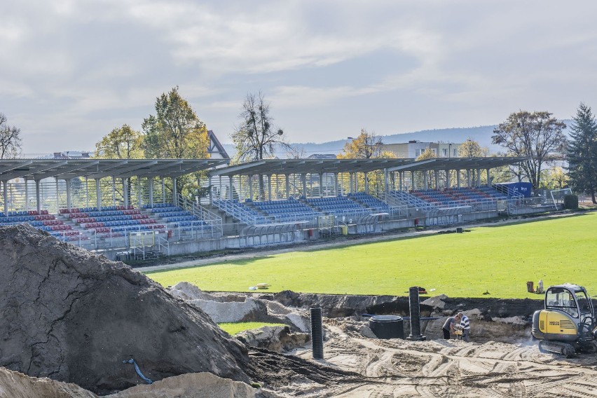 Remont stadionu MOSiR w Rumi. Co się zmienia? Zobaczcie zdjęcia z inwestycji