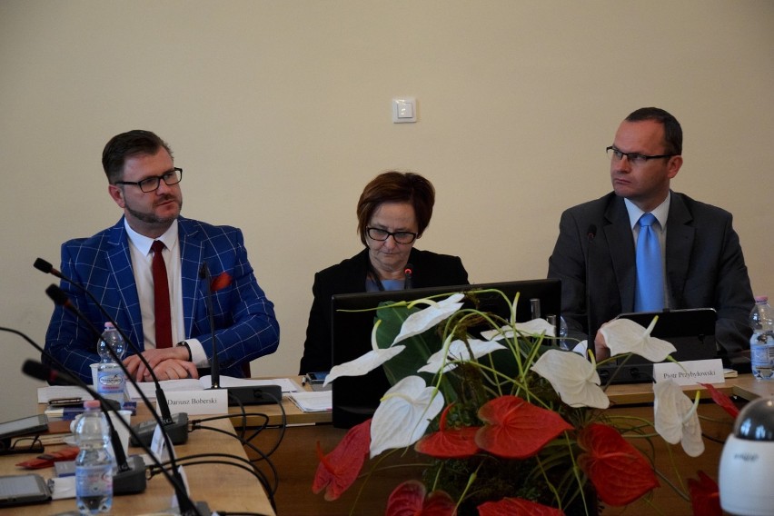 Piotr Przybyłowski (z prawej) na sesji Rady Miejskiej, wraz...