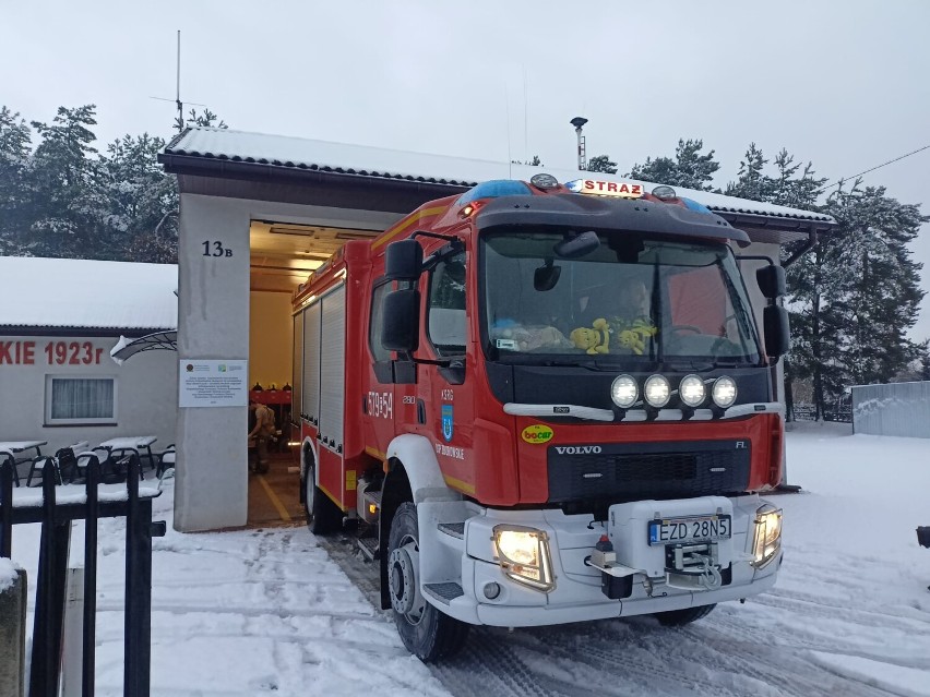 Śnieżyca i wiatr narobiły szkód. Straż pożarna działa w powiecie zduńskowolskim i łaskim