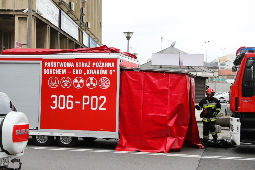 Kraków. Dziesiątki osób ewakuowanych z biurowca przy Rondzie Mogilskim. W jednej z kancelarii ktoś rozlał substancję chemiczną [26.02.2020]