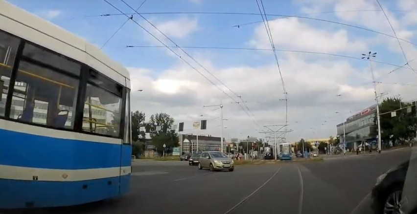 Kierowcy mają zielone, a z przeciwka pędzi tramwaj! Bardzo niebezpieczna sytuacja we Wrocławiu [ZOBACZCIE NAGRANIE]