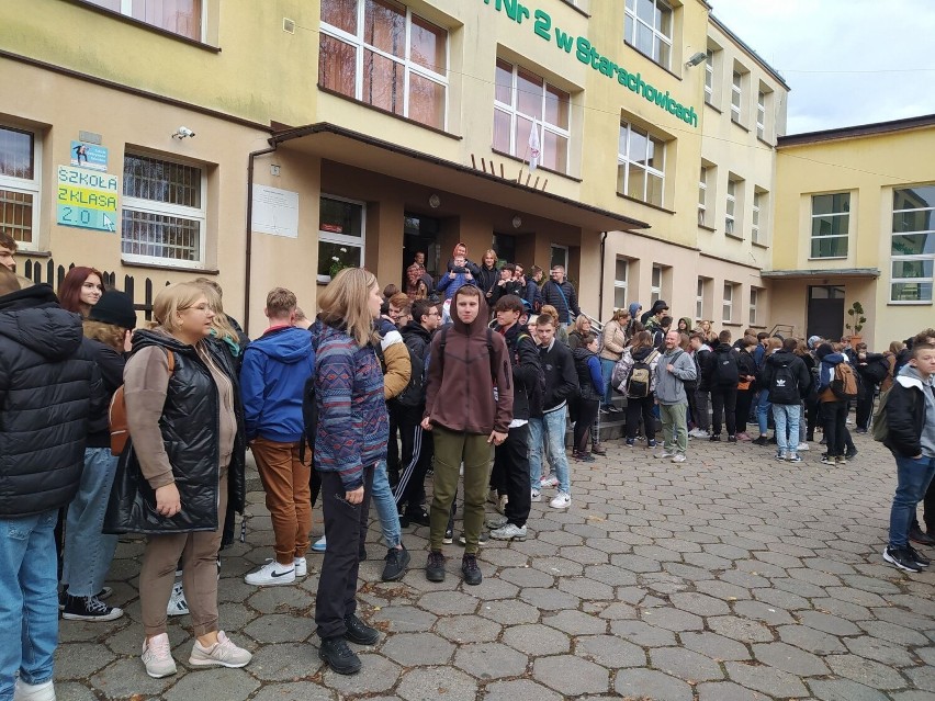 Rajd integracyjny pierwszoklasistów z "Technikum na Maja". Poszli do Wąchocka. Zobacz zdjęcia