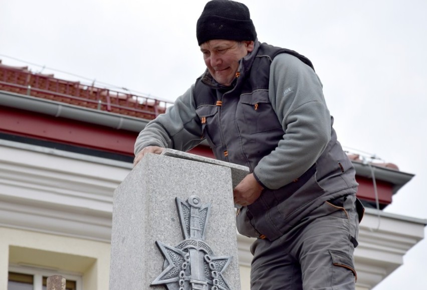 "Kapsuła czasu" w raszkowskim pomniku poświęconym bohaterom Poległym za Wolność Ojczyzny