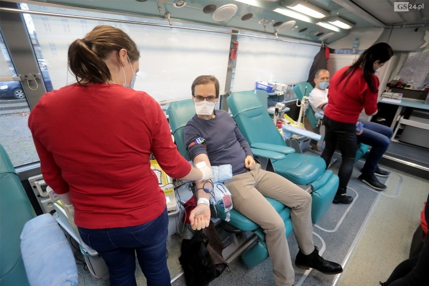 Krwiodawców przybywa! W Szczecinie oddają krew dla chorego lekarza. Wielka mobilizacja 