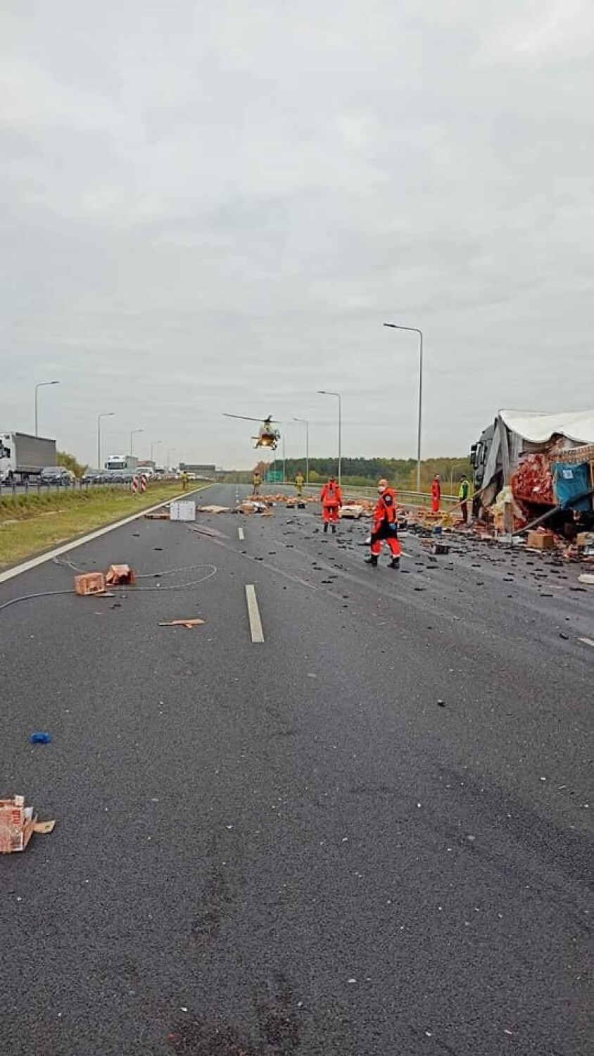 Trasa S8 zablokowana. Zderzenie dwóch samochodów ciężarowych i dwóch osobowych