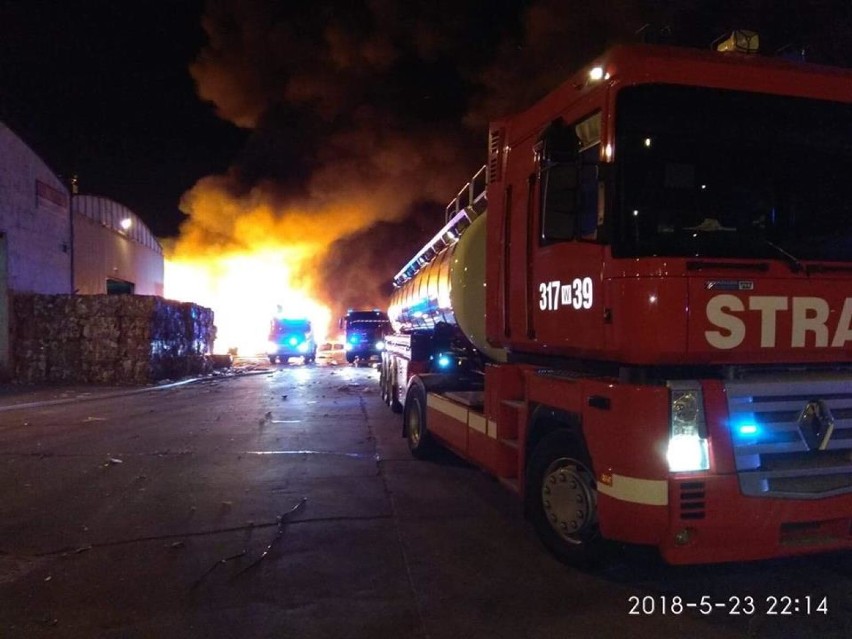 Pożar przy ulicy Zawodzie na Wilanowie. Ogromny ogień płonął...