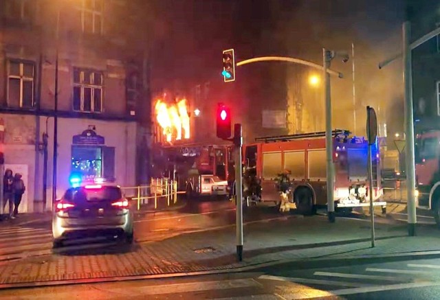 Gwałtowny pożar rozszalał się po wybuchu gazu w kamienicy w centrum Bytomia.