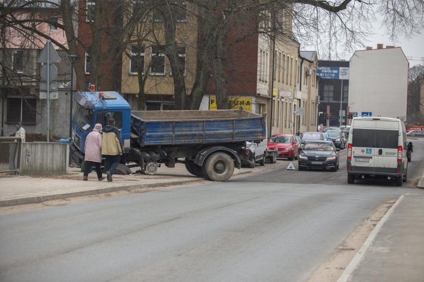 Pod ciężarówką zapadł się chodnik przy ulicy Kilińskiego w Słupsku