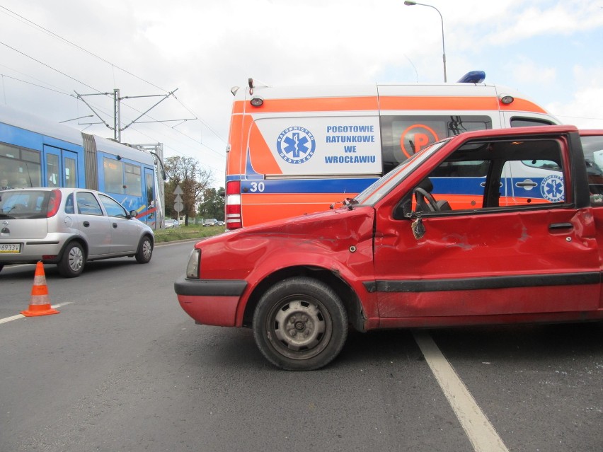 Na Legnickiej zderzyła się cieżarówka i auto osobowe (ZDJĘCIA)