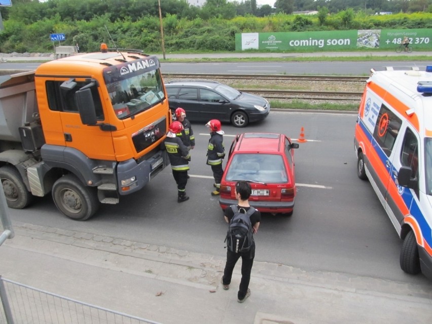 Na Legnickiej zderzyła się cieżarówka i auto osobowe (ZDJĘCIA)