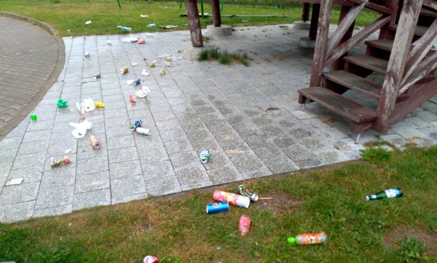 Wandale w Skokach. Po imprezie pozostały śmieci i zniszczony znak