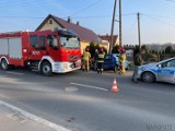 Opole. Wypadek w Żerkowicach. Fiat zjechał z drogi i uderzył w przepust. Jedna osoba poszkodowana [ZDJĘCIA]