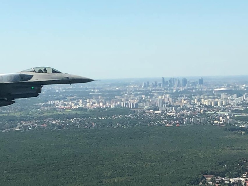 Samoloty  F16 z Łasku na pokazie lotniczym w Warszawie 15 sierpnia. Takie zdjęcia zrobili piloci