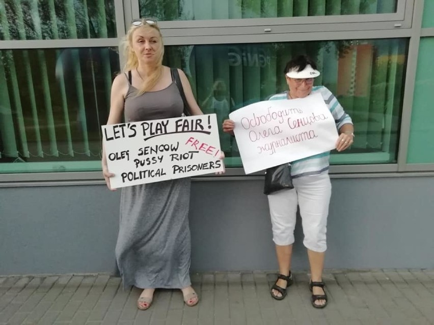 Protest przed halą Politechniki w Kielcach gdzie swoje mecze...