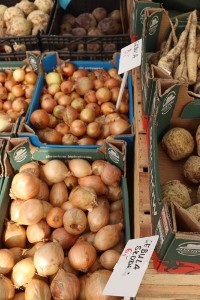 Sezonowe warzywa i owoce. Co jeść zimą? Zobacz ceny krajowych produktów