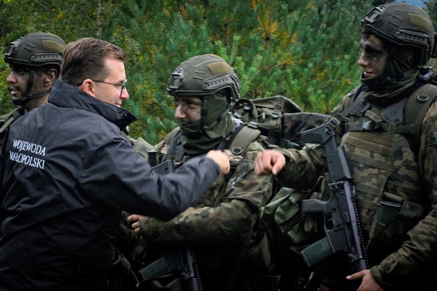 Limanowa. Rekruci 11 Małopolskiej Brygady Obrony Terytorialnej zakończyli egzamin z „pętli taktycznej”. W sobotę czeka ich przysięga