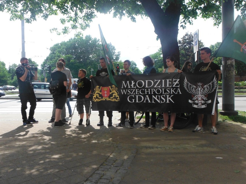 Prawica Rzeczypospolitej zorganizowała protest pt. &quot;Ręce precz od naszych dzieci&quot;