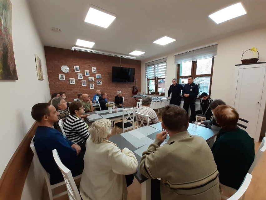 Akcja "Bezpieczny senior"  policjanci złożyli wizytę w ŚDS w Sypniewie
