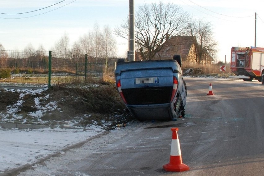 Wypadek w Czarnoszycach w gminie Człuchów. Samochód dachował, poszkodowana jest 12-letnia dziewczynka