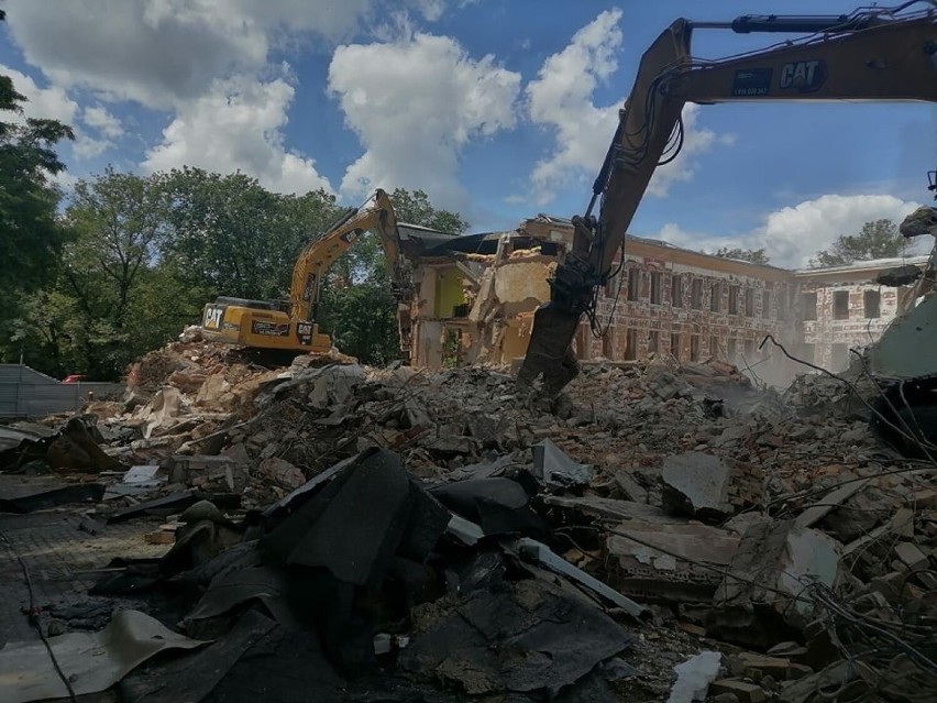 Dawny szpital gruźliczy przy Warszawskiej wyburzony....