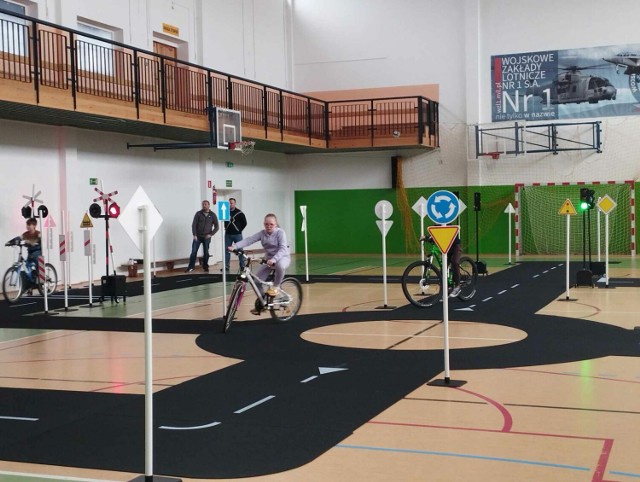 Mobilne miasteczko rowerowe przy Szkole Podstawowej nr 4 w Łęczycy. Inwestycja wyniosła ponad 50 tys. złotych