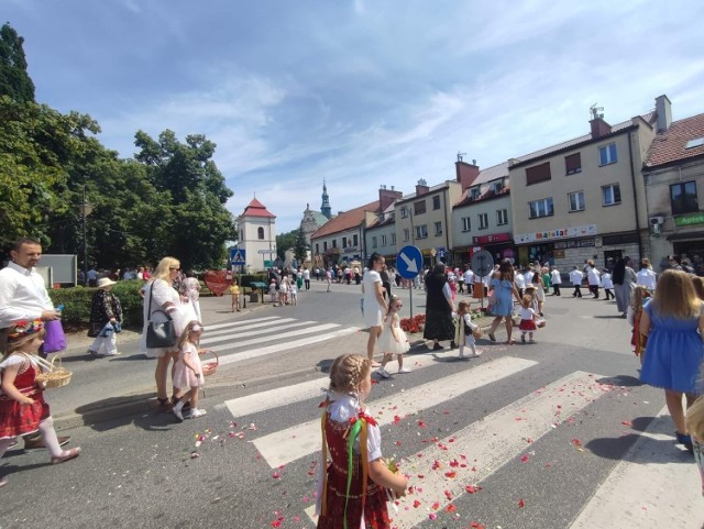 Procesja Bożego Ciała w parafii pod wezwaniem Świętego Jana Apostoła i Ewangelisty w Pińczowie.