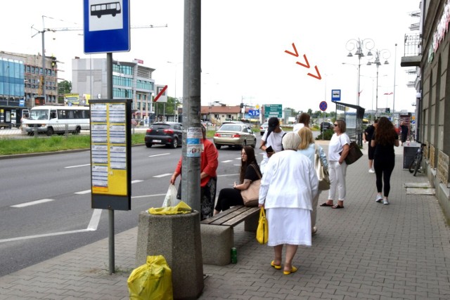 Ulica Żelazna w Kielcach. Przystanek od wiaty dzieli kilka metrów. Więcej na kolejnych zdjęciach
