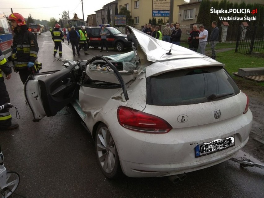 Volkswagen zderzył się z koparką na ulicy Młodzieżowej w...