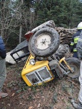 Traktor się wywrócił. Traktorzysta ocalał niemal cudem