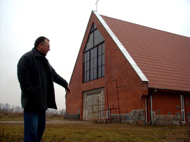 Ks. Zbigniew Bielecki na tle kościoła w Czerninie