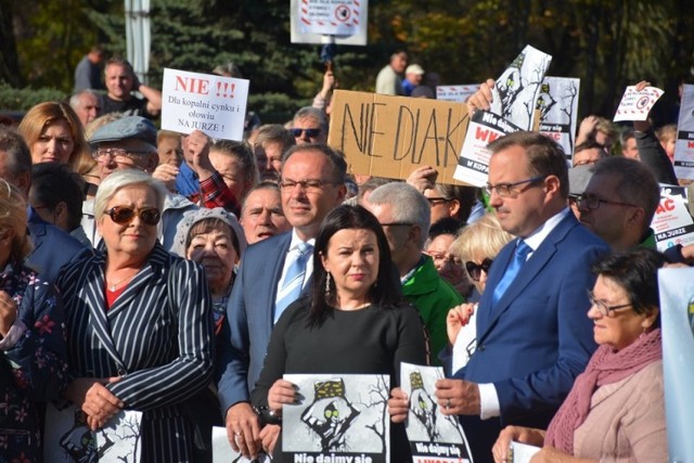 Przeciwni budowie kopalni są mieszkańcy, samorządy wszystkich gmin powiatu zawierciańskiego oraz posłowie. Organizowane są protesty.