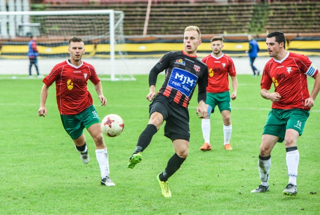 W meczu 4. ligi kujawsko-pomorskiej Polonia Bydgoszcz pokonała Legię Chełmża. Na meczu pojawiły się dwie zorganizowane grupy kiboli. Poza wyzwiskami nie doszło jednak do żadnych zakłóceń porządku.

Gole dla biało-czerwonych strzelili Adam Kardasz i Robert Sawicki.



