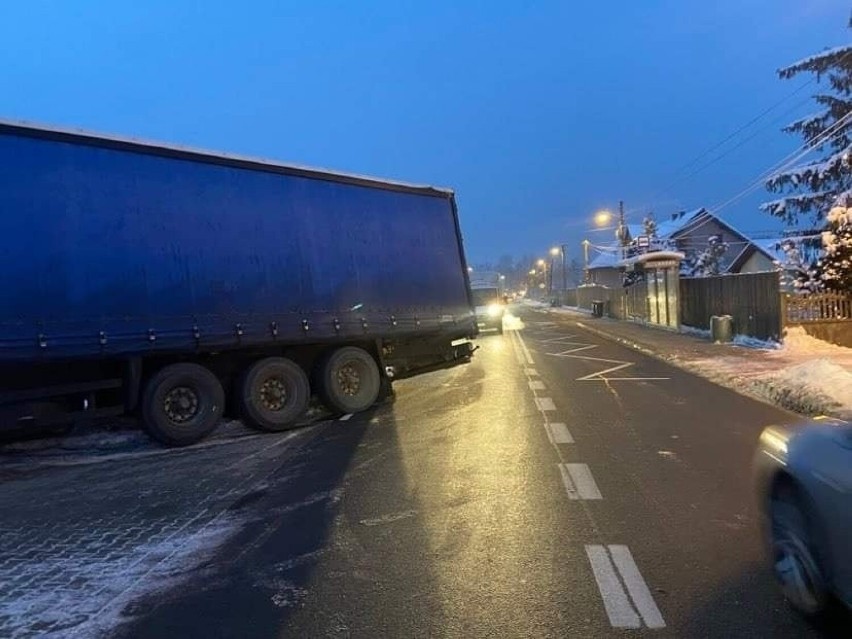 Kraków. Tir wpadł do rowu. Tworzą się spore korki