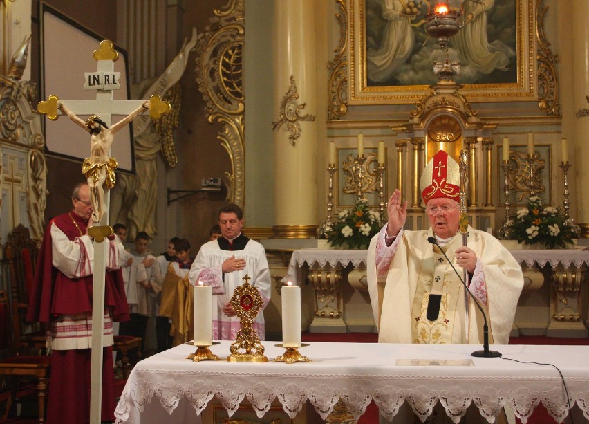 Powiat: Honorowy arcybiskup Ziółek (zdjęcia)