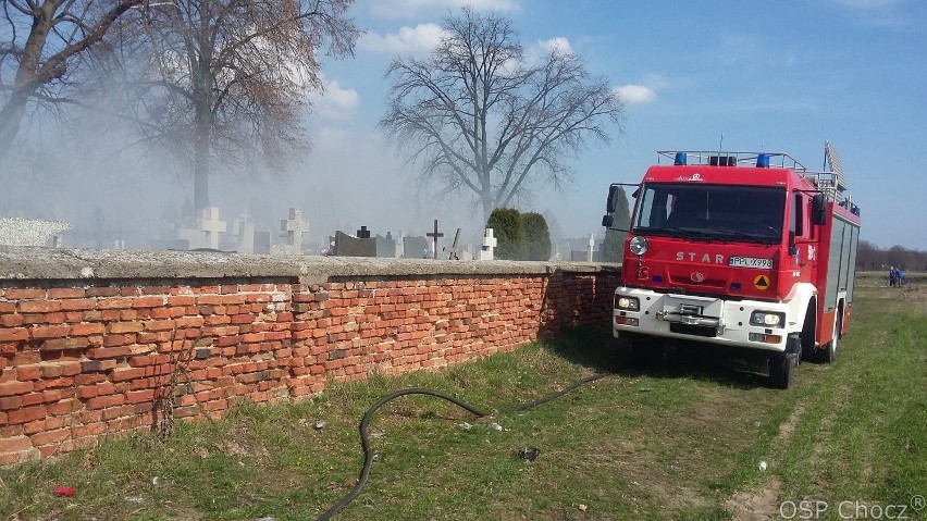 Pożar na cmentarzu w Choczu