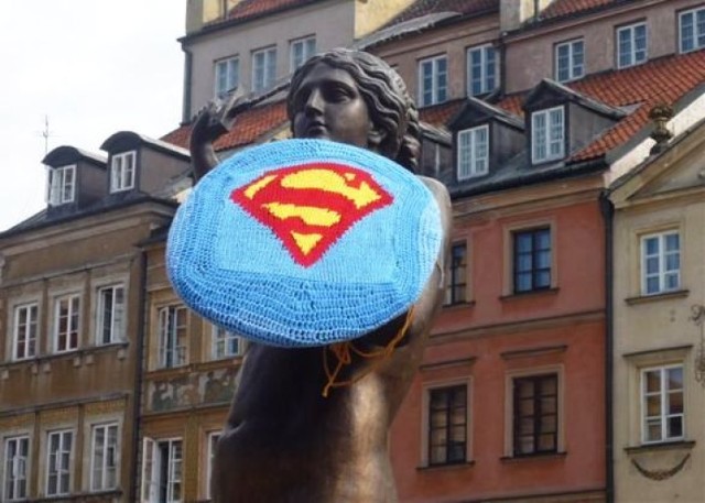 Syrenka z tarczą Supermana zdjęcia