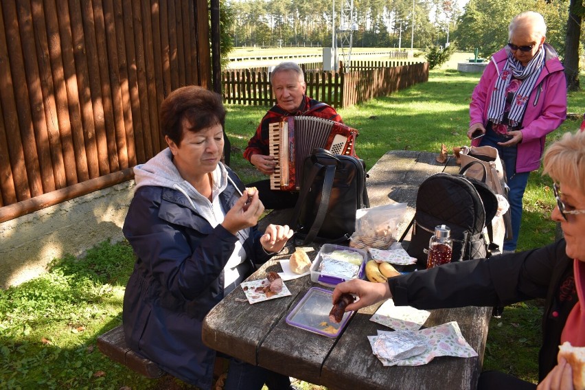 Seniorzy odpoczywają przy ognisku