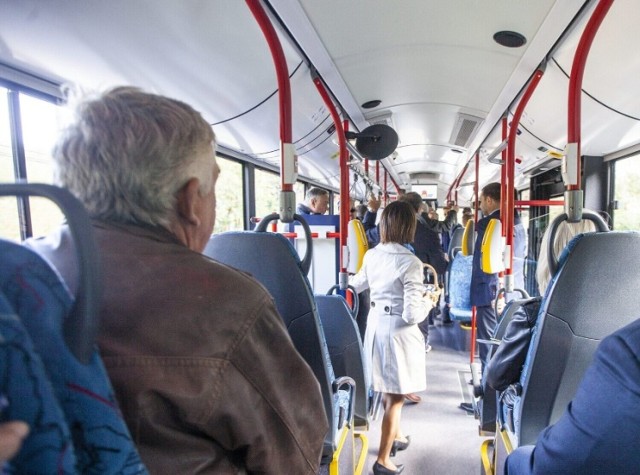 Nowe linie autobusowe nr 612, 638 i 656 mają ułatwić mieszkańcom oddalonych od centrum Dąbrowy Górniczej dzielnic komunikację ze śródmieściem oraz sąsiednimi dzielnicami 

Zobacz kolejne zdjęcia/plansze. Przesuwaj zdjęcia w prawo naciśnij strzałkę lub przycisk NASTĘPNE