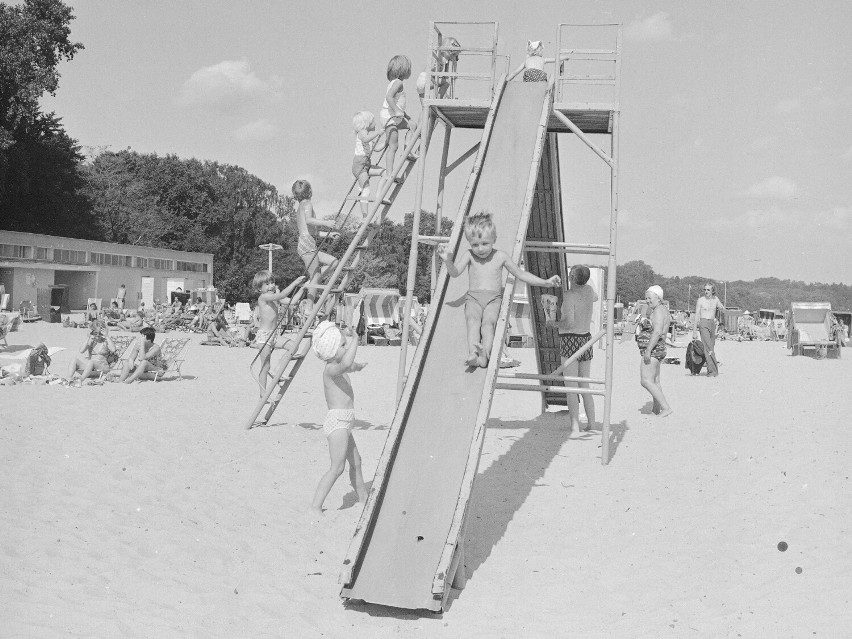 Wypoczynek na plaży nad Bałtykiem. Na zdjęciu widać dzieci...