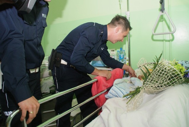Policjanci pomogli rodzącej kobiecie