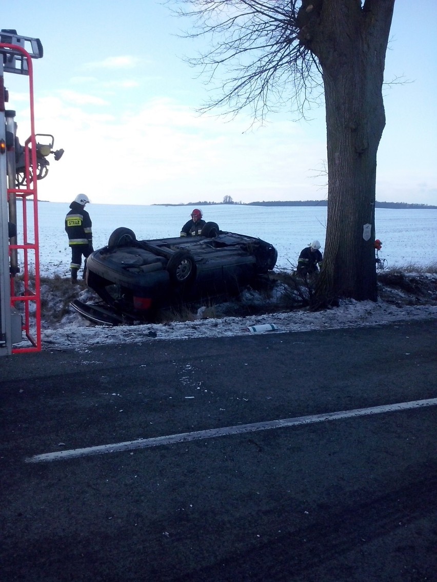 Trąbki Wielkie: Wypadek na drodze 222. Audi uderzyło w ciężarówkę, drzewo i dachowało