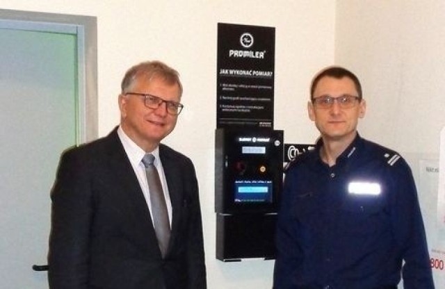 Burmistrz Jarosław Kielar przekazał kluczborskiej policji samoobsługowy alkomat. Kierowcy ponownie mogą z niego korzystać.