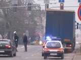 Ul. Kunickiego: Poranny chaos komunikacyjny po zerwaniu trakcji przez ciężarówkę (wideo)